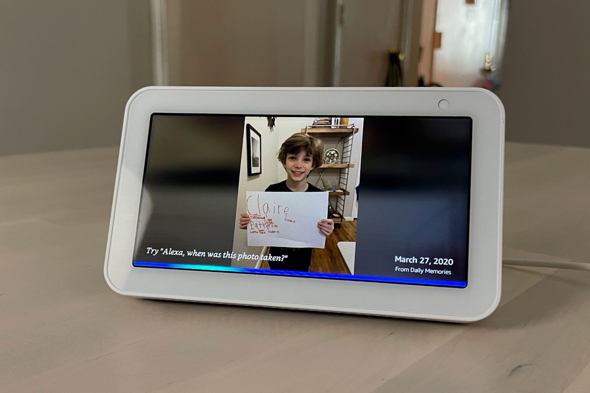 Amazon Echo Show với ảnh và thanh ánh sáng Alexa