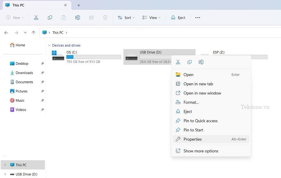 Nhấp chuột phải vào ổ USB để chọn "Thuộc tính" của nó.