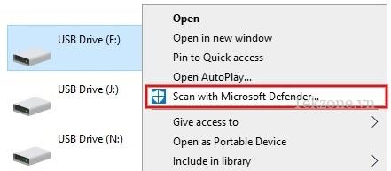Nhấp chuột phải vào ổ USB để chọn tùy chọn "Quét bằng Microsoft Defender".