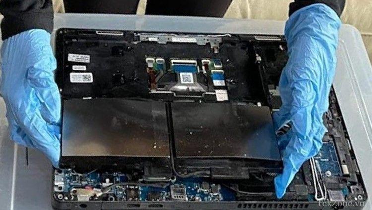 How to Safely Remove a Swollen Battery from Your Laptop